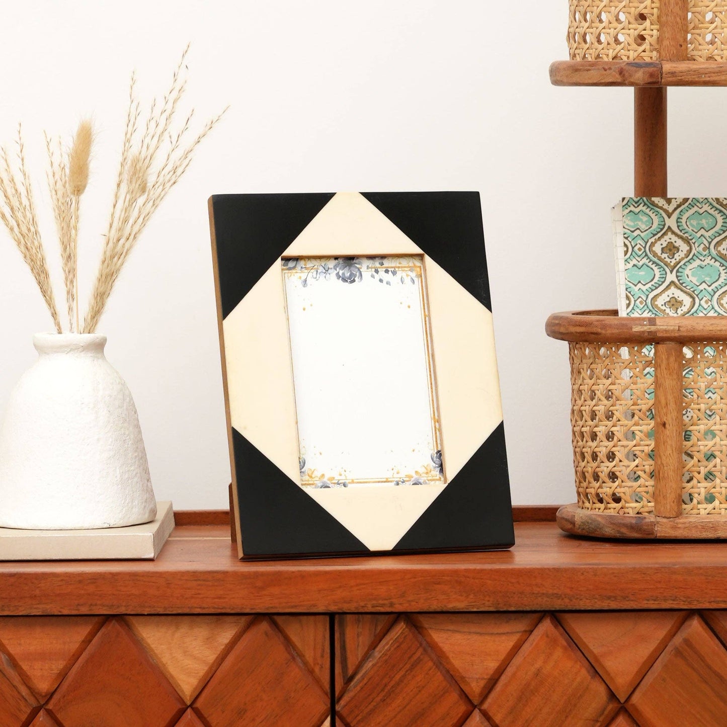 Geometric Resin Photo Frame - Modern Black & White Décor