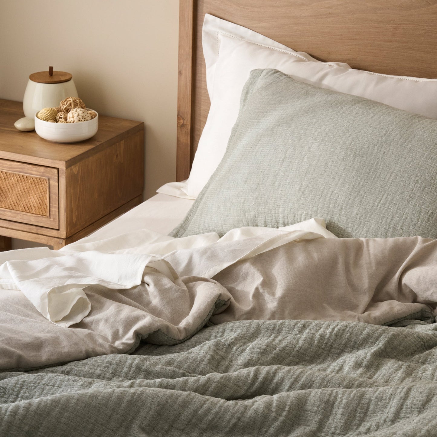 Comforter | Yarn-dyed Gauze Sheeting Backing | Double & Single Size  | With 2 Pillow Shams