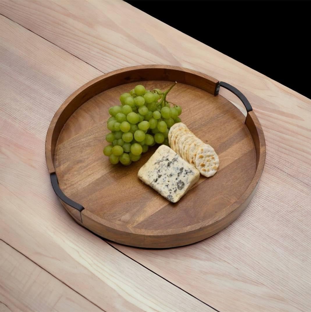 Plateau de service rond rustique en bois – Plateau en bois brun – Poignée en fer – Dimensions moyennes : 28 x 28 x 4 cm