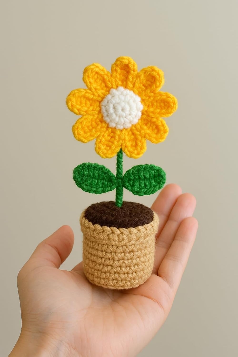 Decorative Crochet Daisy Pot – Faux Plant Display – Fade-Resistant Acrylic – 18cm Tabletop Decor