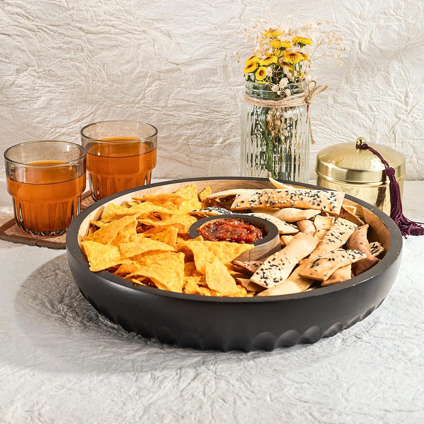 Plateau à chips et sauces en bois de manguier bicolore – Plateau de service artisanal – 30 cm, bol à sauce intégré