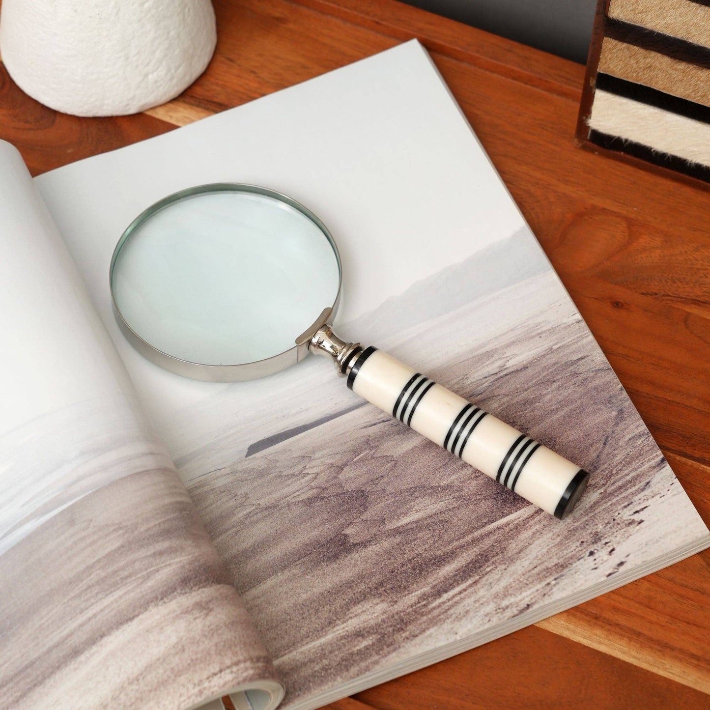 Decorative Magnifying Glass – Cream & Black Handle