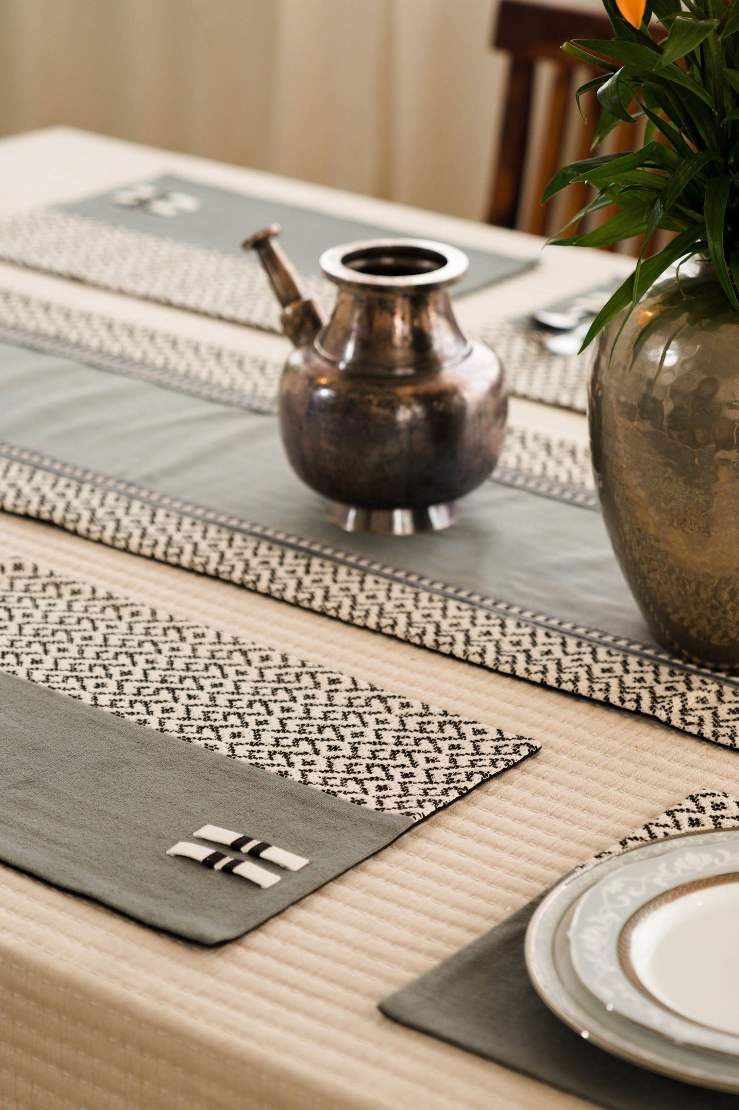 Aeolus Dining Set of A Table Runner And 8 Table Mats