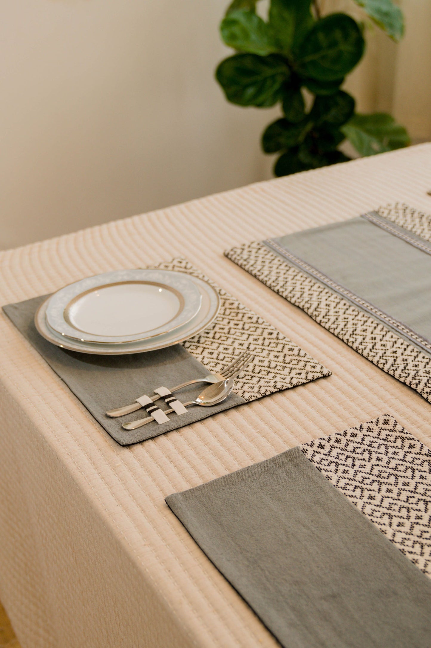 Aeolus Dining Set of A Table Runner And 8 Table Mats