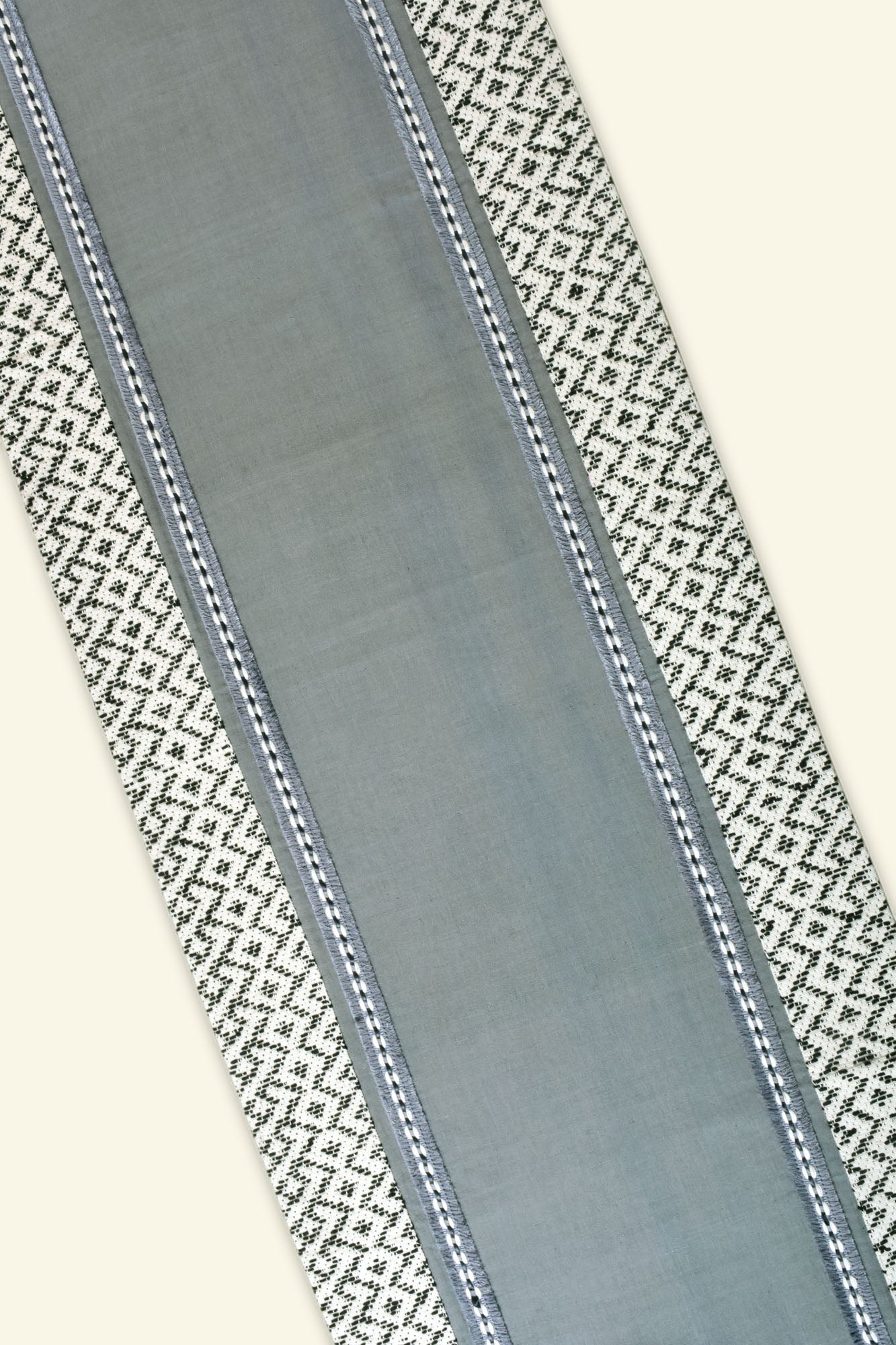 Aeolus Dining Set of A Table Runner And 8 Table Mats