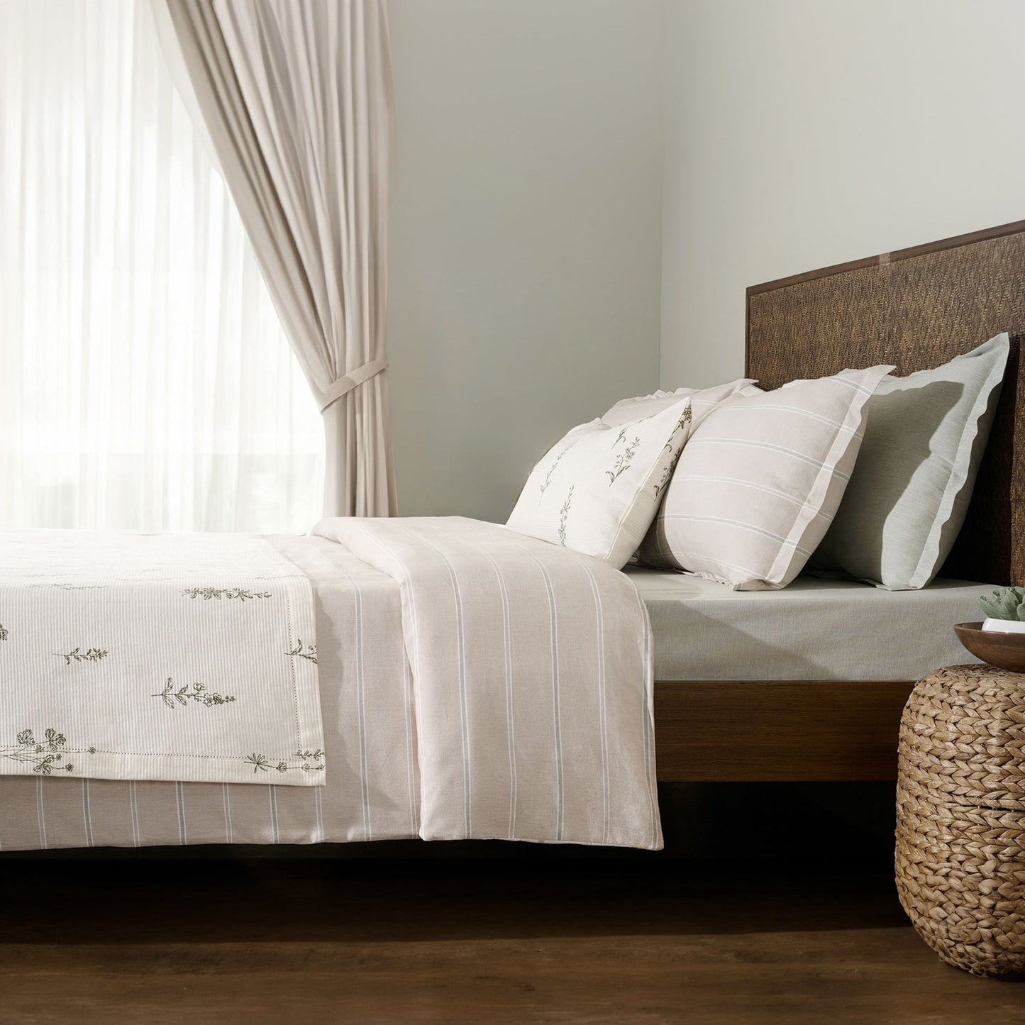 Bed Set | Cotton Cord Rib Wildflower Sketches | King, 8 Piece Set