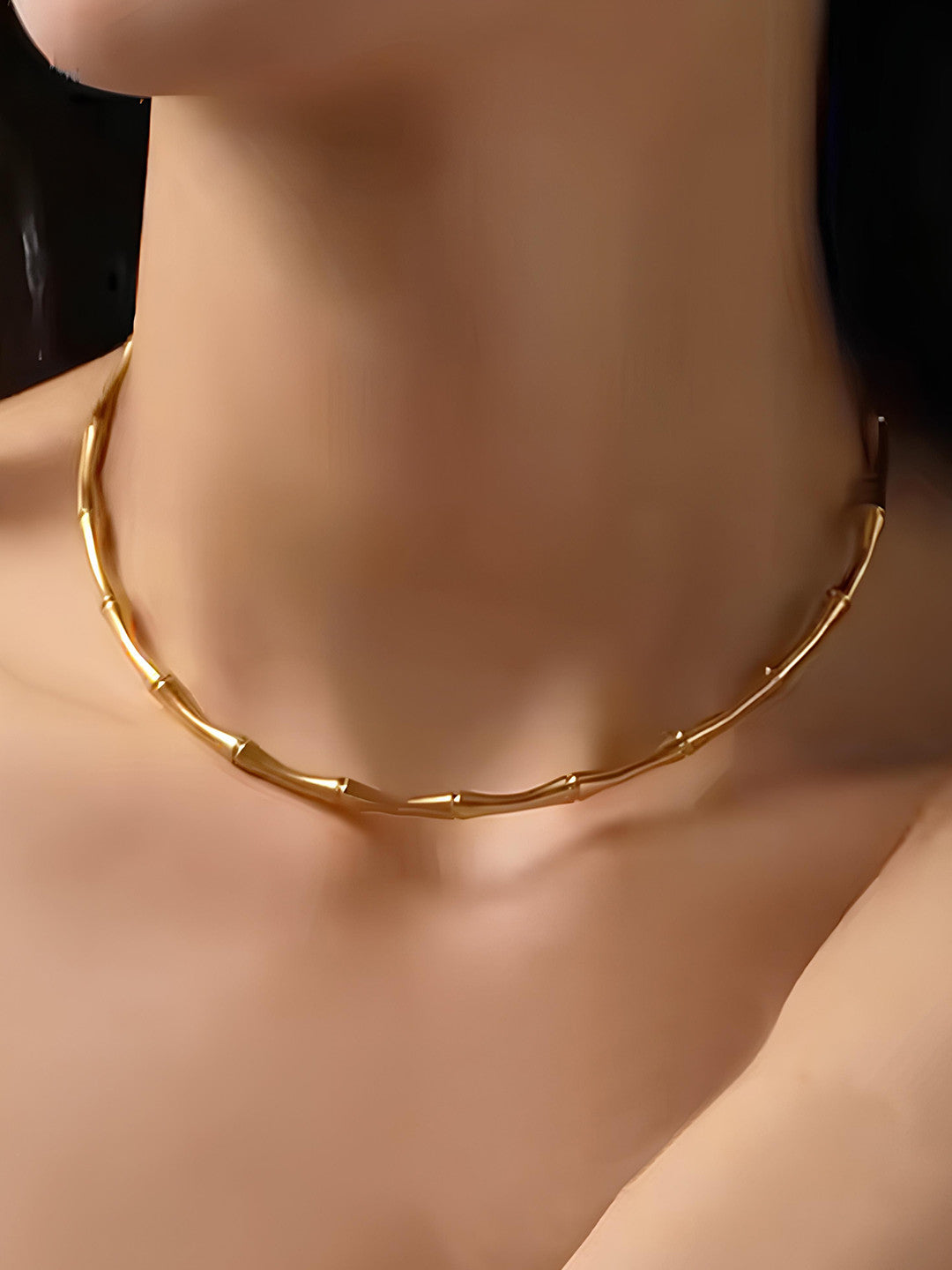 Gold-Plated Minimal Necklace – Fashion Jewellery – Minimalist Design – 12x12.5 cm