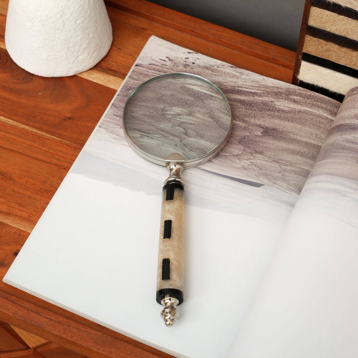Decorative Magnifying Glass – Black & White Handle