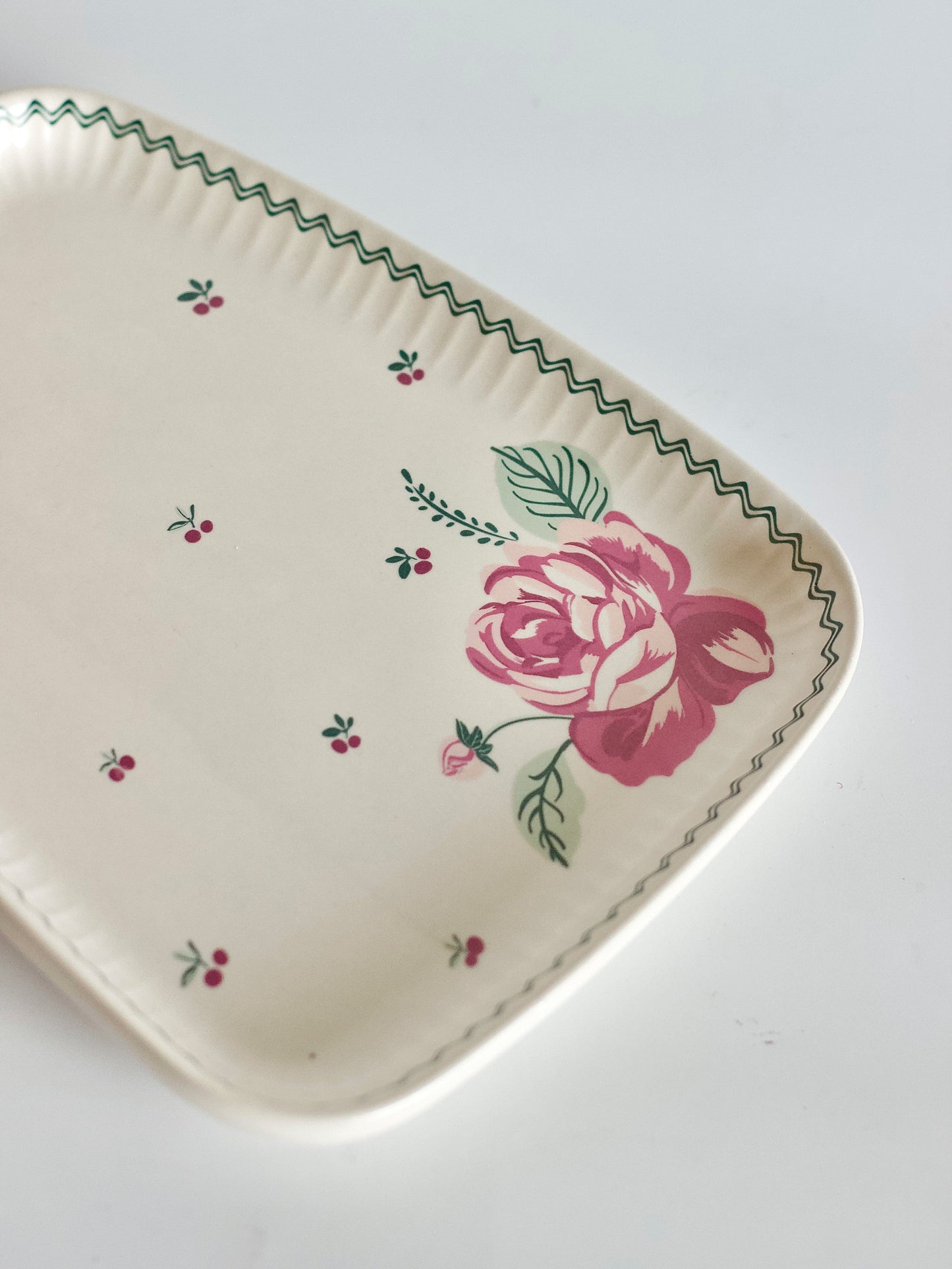 Serving Plate | Ceramic Hand-painted Scalloped Rim | L-21.5 × W-17 × H-2 cm