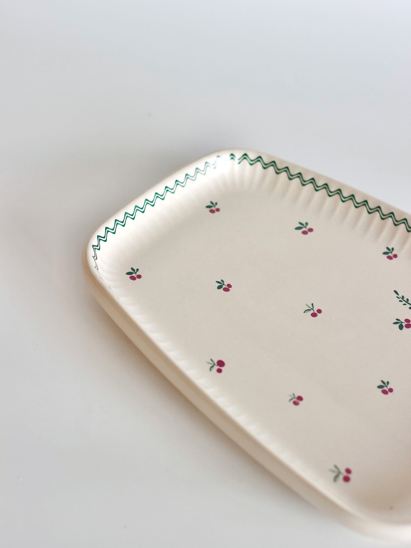 Serving Plate | Ceramic Hand-painted Scalloped Rim | L-21.5 × W-17 × H-2 cm