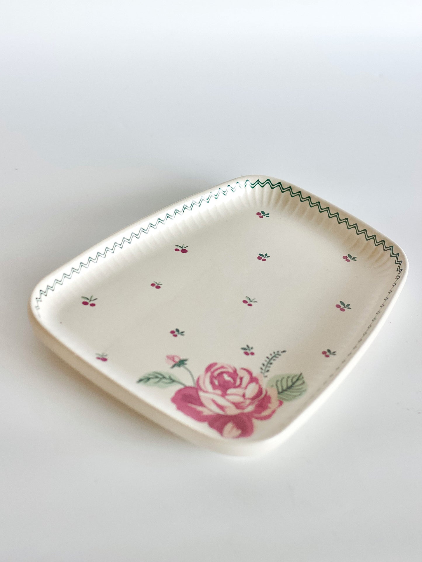 Serving Plate | Ceramic Hand-painted Scalloped Rim | L-21.5 × W-17 × H-2 cm